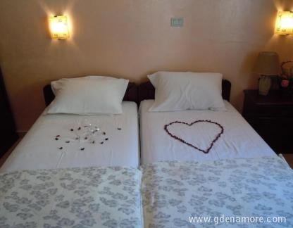Vila Maslina , Dvokrevetna Soba sa Bračnim Krevetom i Pogledom na Planinu, privatni smeštaj u mestu Budva, Crna Gora - 41071178